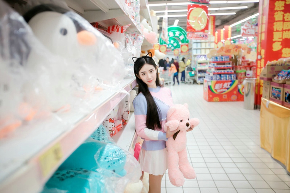 白皙清纯靓丽女孩清新俏皮超市私拍写真