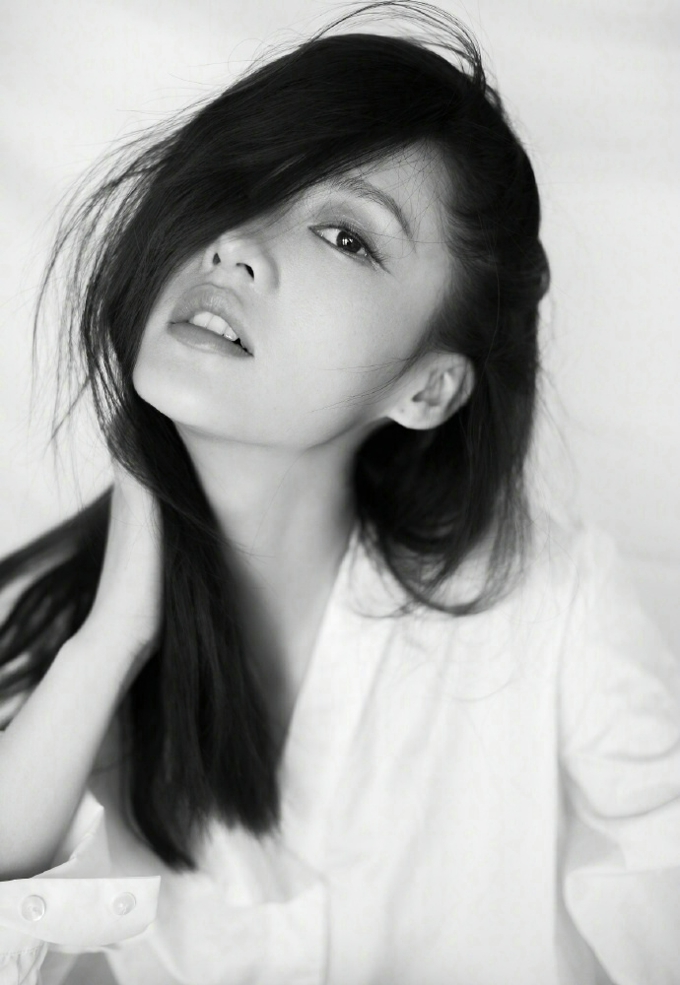 李沁黑白质感写真曝光