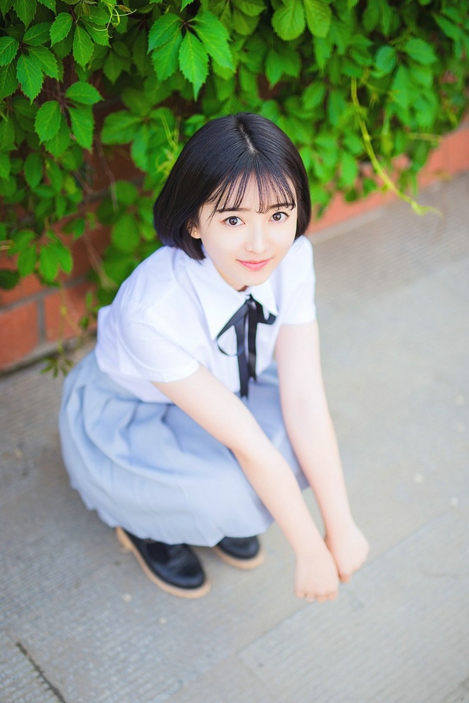短发清纯学生妹衬衫短裙户外活力阳光俏皮唯美写真