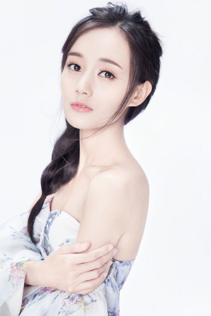 人气女星李一桐气质写真