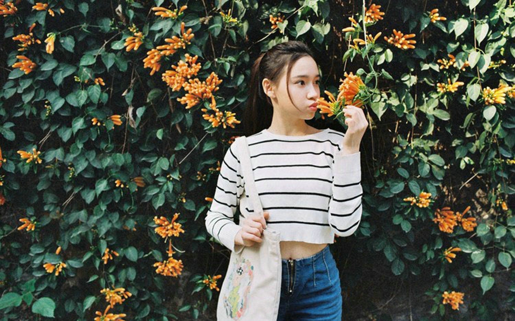 马尾少女牛仔短裤休闲写真