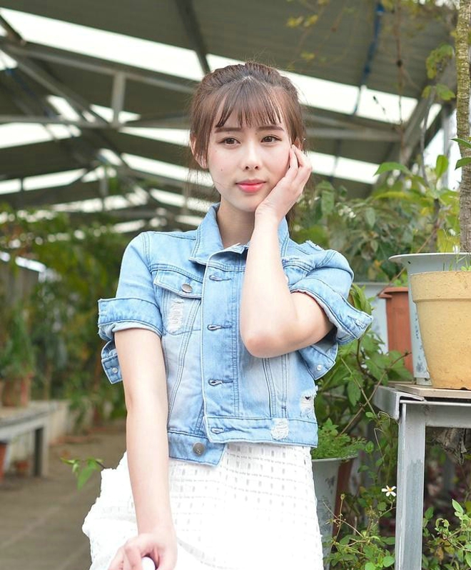 大棚清纯优雅娇嫩牛仔衫女孩