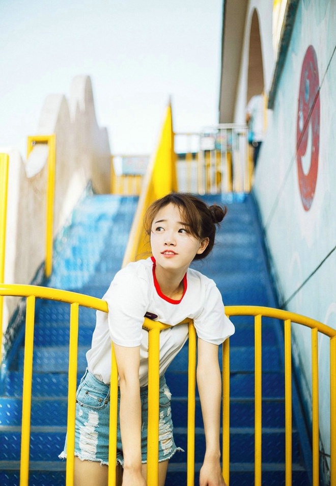 游乐场清纯可爱甜美少女开心写真照
