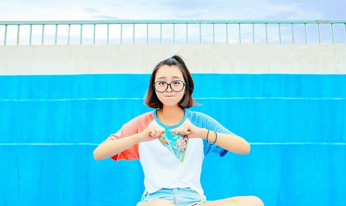 苹果头少女室外清新俏皮噘嘴笑写真套图