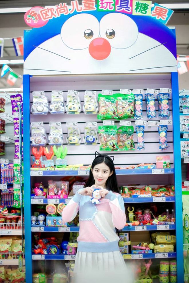 白皙清纯靓丽女孩清新俏皮超市私拍写真