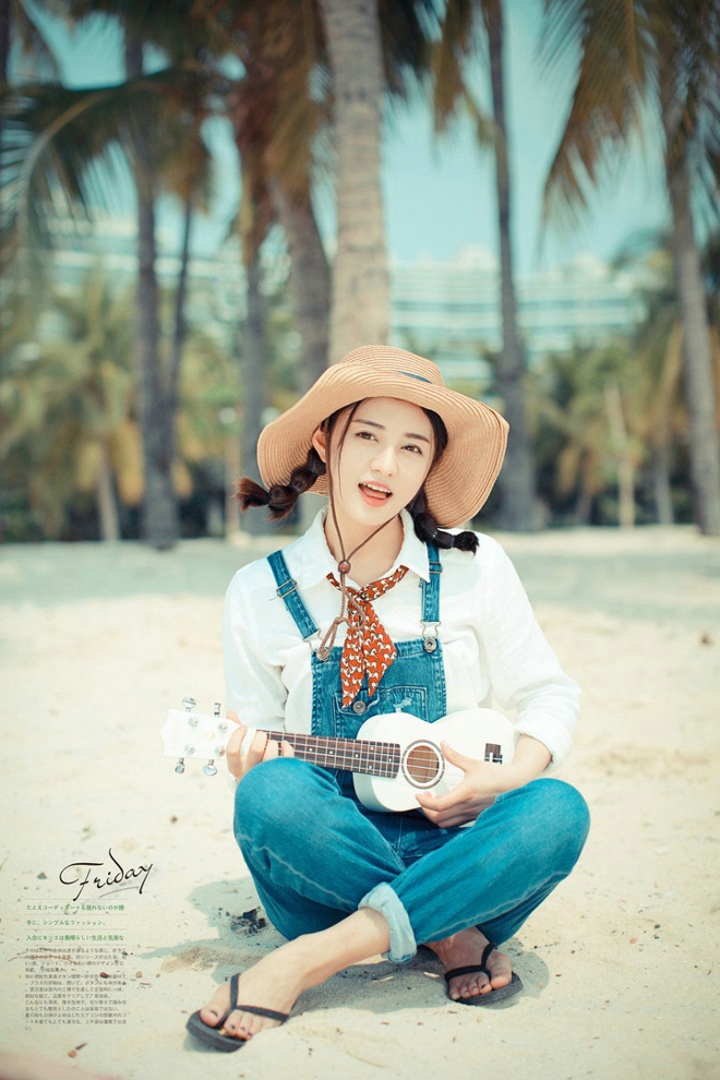 戴帽子清纯牛仔背带裤美女沙滩阳光气质写真