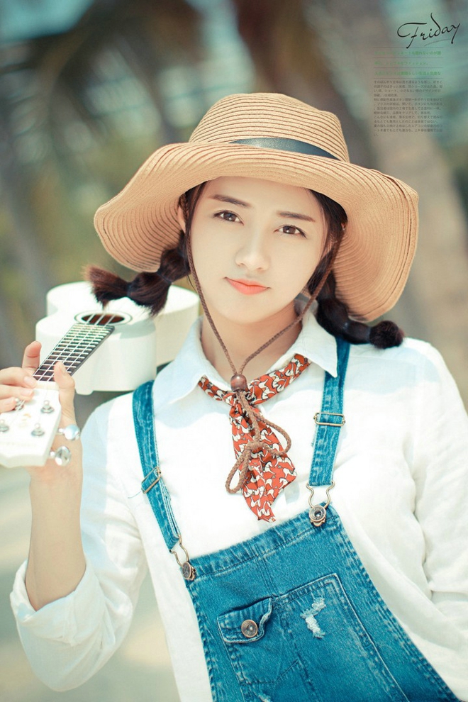 戴帽子清纯牛仔背带裤美女沙滩阳光气质写真