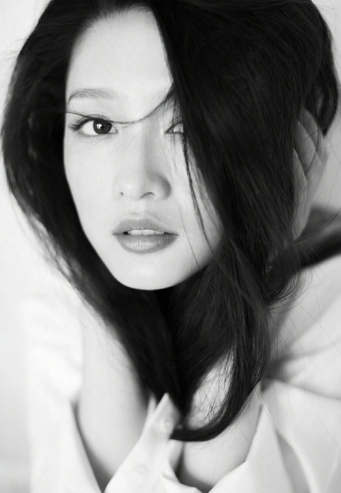 李沁黑白质感写真曝光