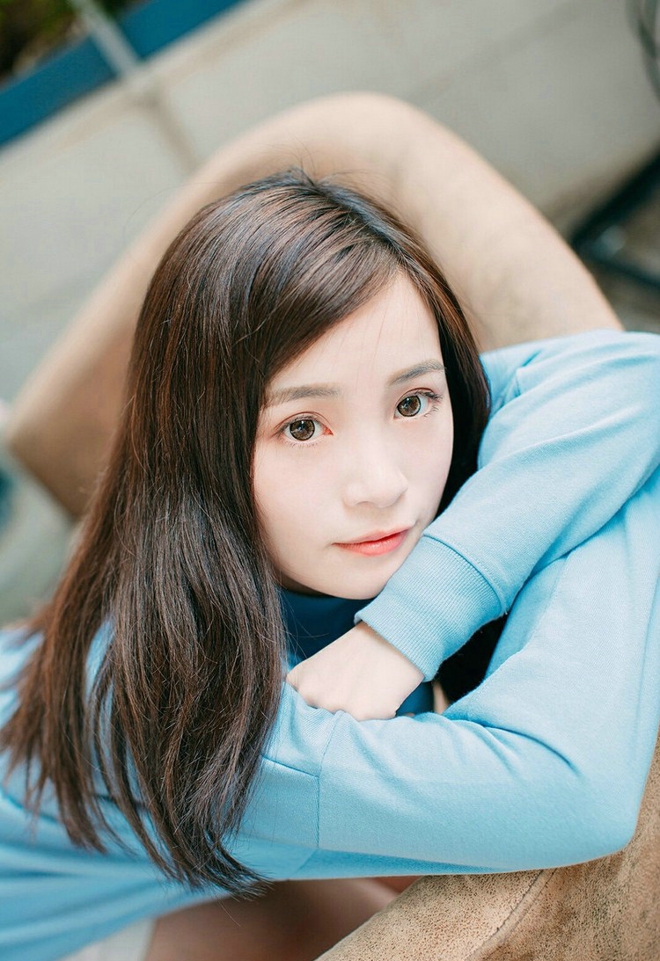 清纯阳光甜美美女悠闲自在生活写真图