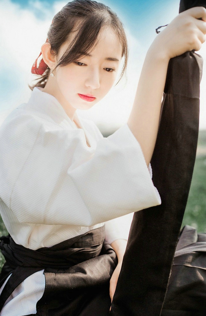 漂亮女剑客清新唯美户外写真