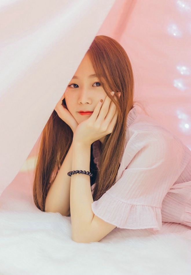 清新美女居家粉嫩阳光俏皮唯美写真