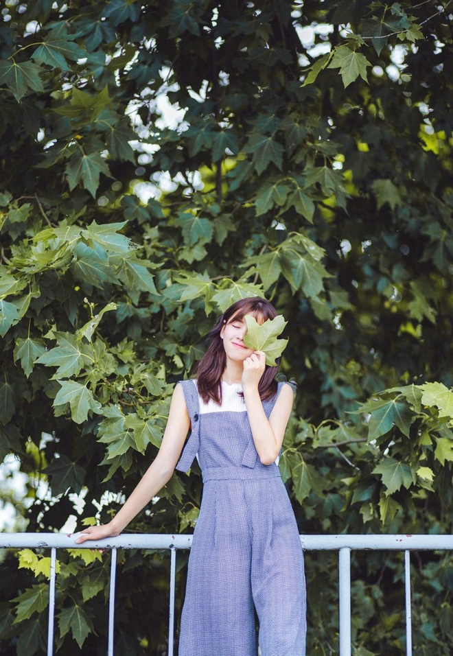 可爱小清新女生完美假日校园跑道气质写真