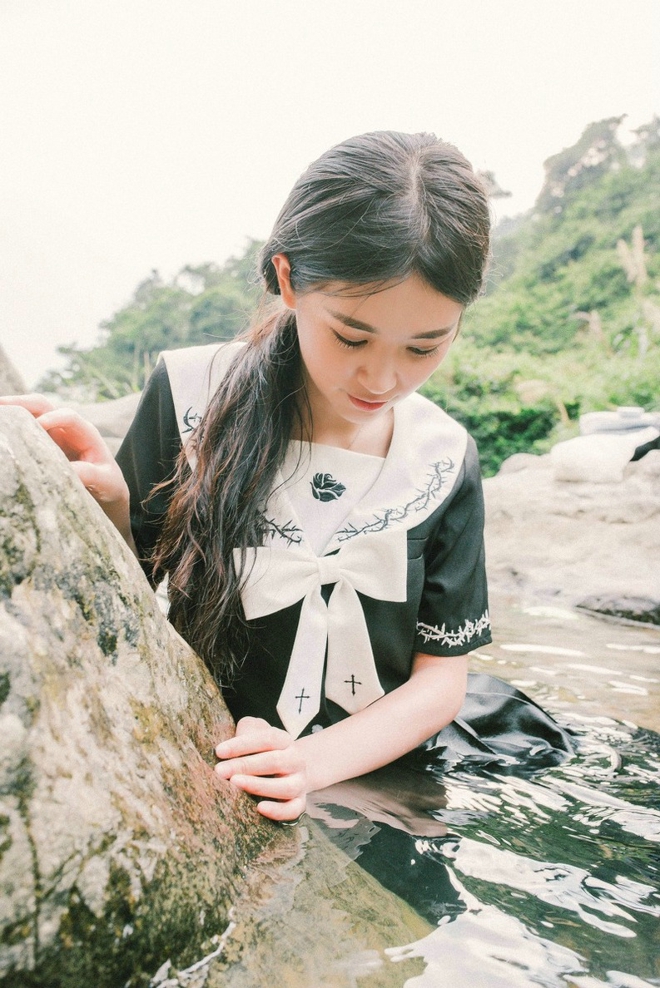 清纯可人养眼长发美女小溪边清新迷人私拍写真