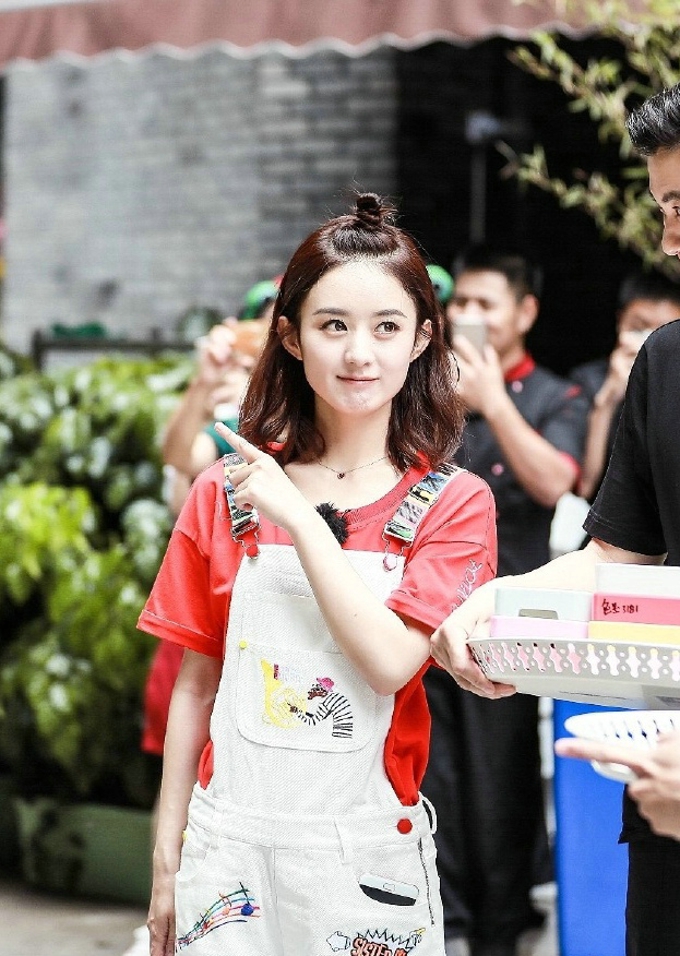 丸子头赵丽颖气质呆萌写真