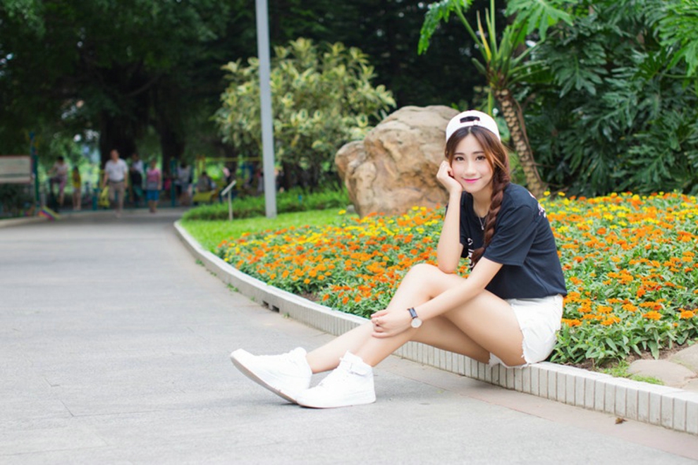 少女气息满满清纯稚嫩户外美女鬼马顽皮自拍照