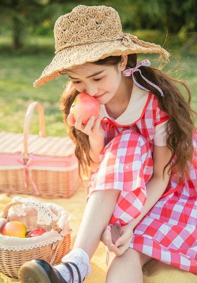 红白裙装美女也爱郊游唯美恬静写真集