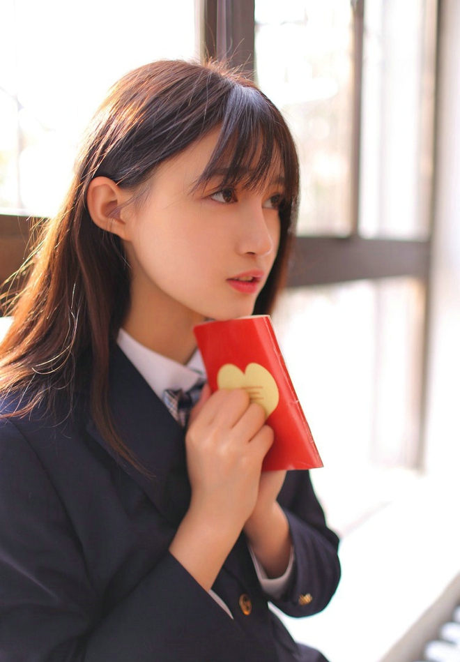 清纯甜美文静可人校服姑娘写真