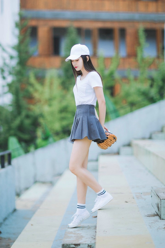 清纯长发红唇美女棒球场清新俏皮写真