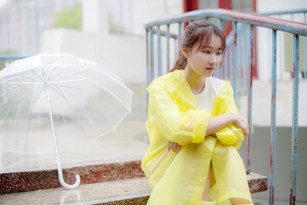 清纯白嫩妹子雨天清新娇巧甜美写真