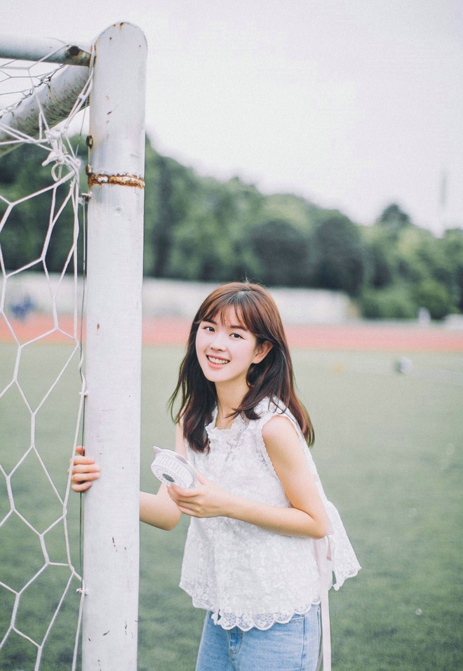 可爱小清新女生完美假日校园跑道气质写真