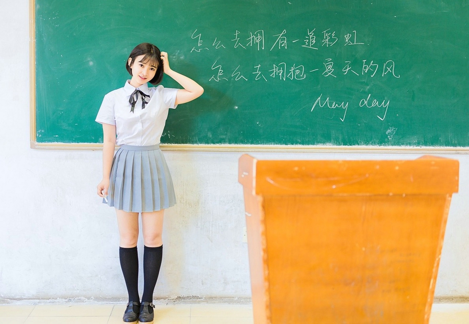 短发清纯学生妹衬衫短裙户外活力阳光俏皮唯美写真