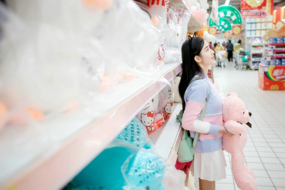 白皙清纯靓丽女孩清新俏皮超市私拍写真