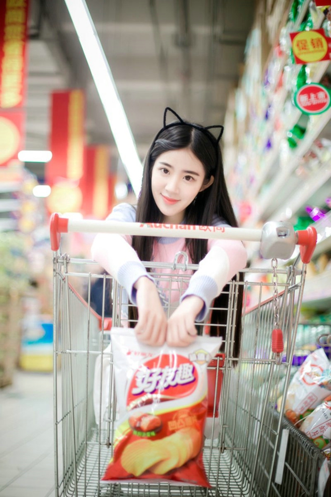 白皙清纯靓丽女孩清新俏皮超市私拍写真