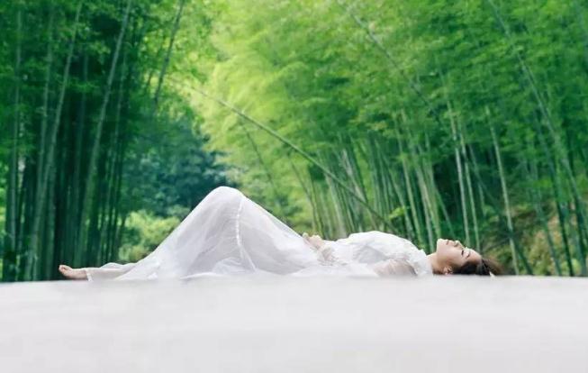 妙曼竹林微风,阳光美女清纯