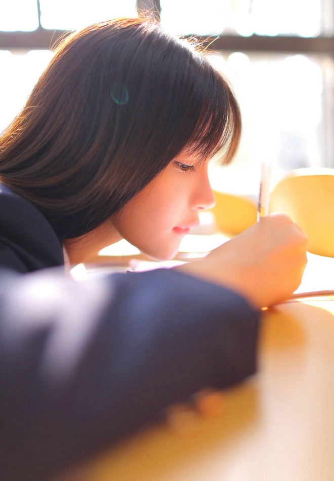 清纯甜美文静可人校服姑娘写真