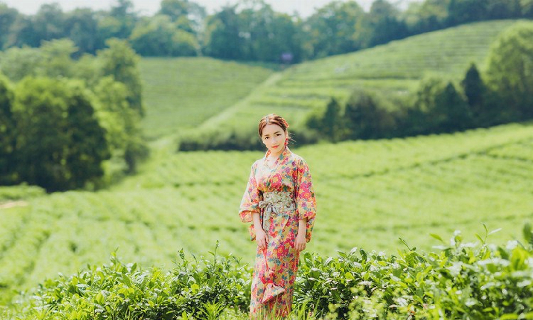 清纯娇嫩阳光茶园芬芳清纯和服美女写真