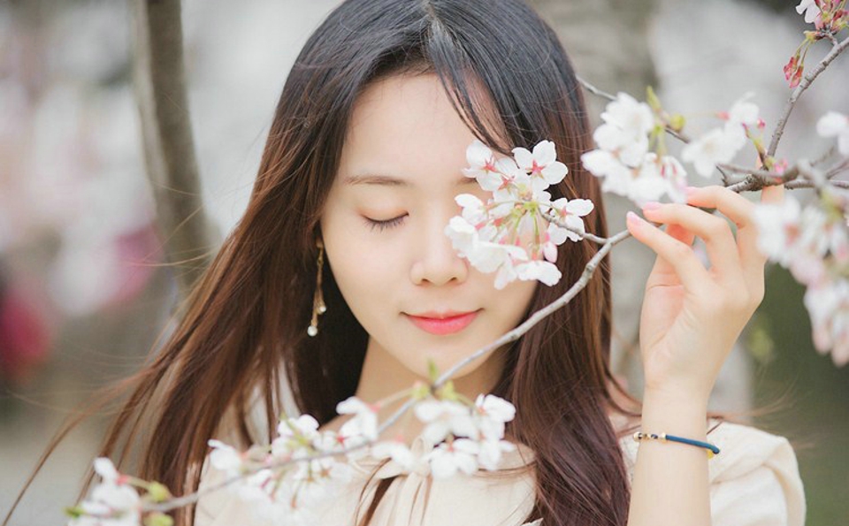 樱花树下肤光胜雪纯净美眉