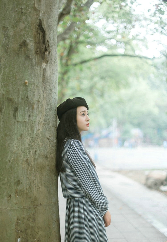 清纯秀雅中分长发及腰美女