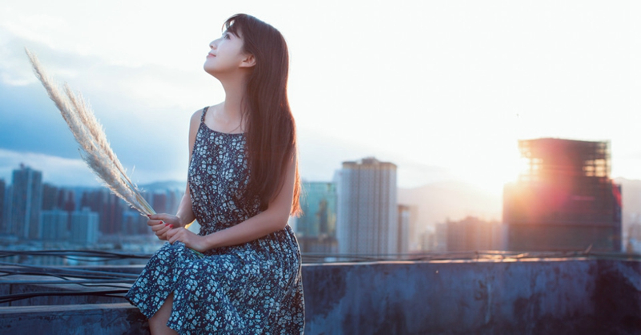 笑容甜美动人可爱阳光清纯美女天台长裙俏皮写真