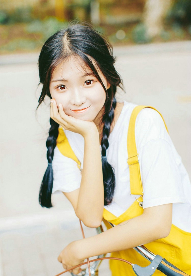骑单车黄衣美眉清新写真