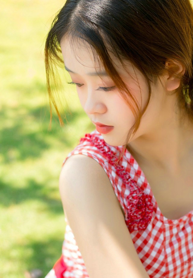 绿色草坪上大眼睛俏皮少女俏皮唯美写真