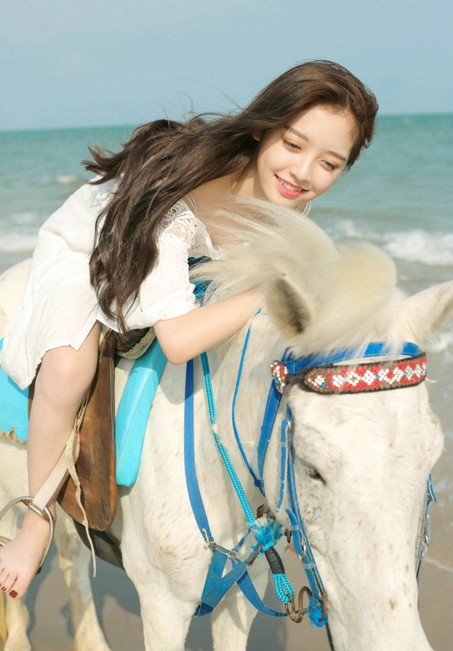 海滩上的白嫩如玉清纯少女