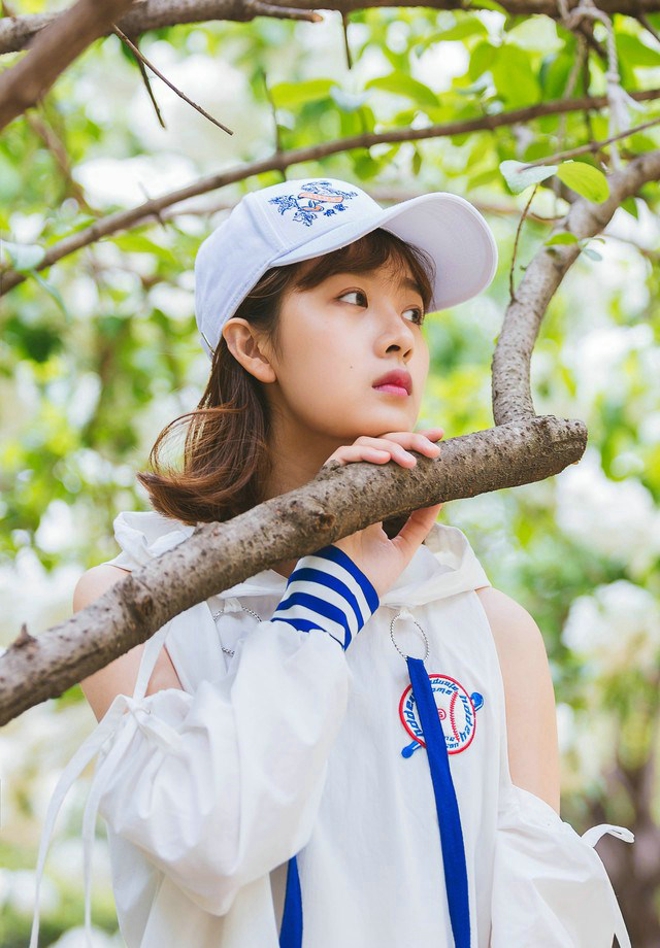 清纯娇嫩白皙阳光运动女生操场运动风写真照片