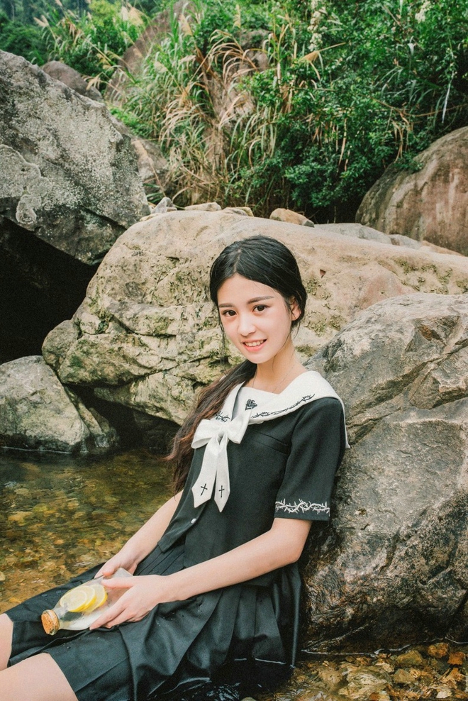 清纯可人养眼长发美女小溪边清新迷人私拍写真