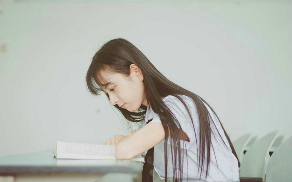 纯净唯美金融系阳光美女教室俏皮可爱唯美写真