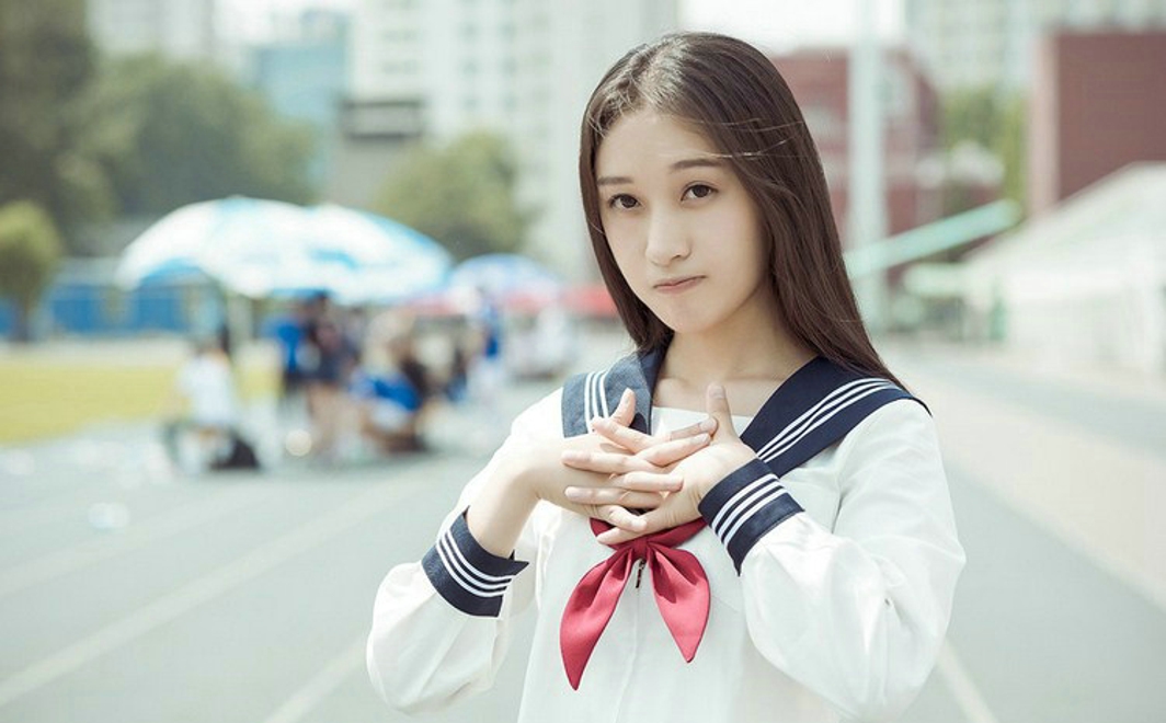 长发美女甜甜的微笑教室文艺写真