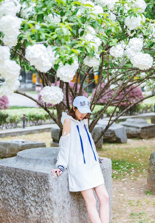 清纯娇嫩白皙阳光运动女生操场运动风写真照片