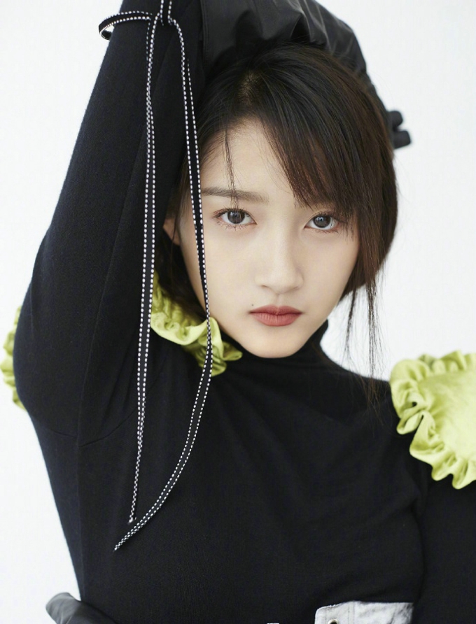 关晓彤不一样的写真大片上线