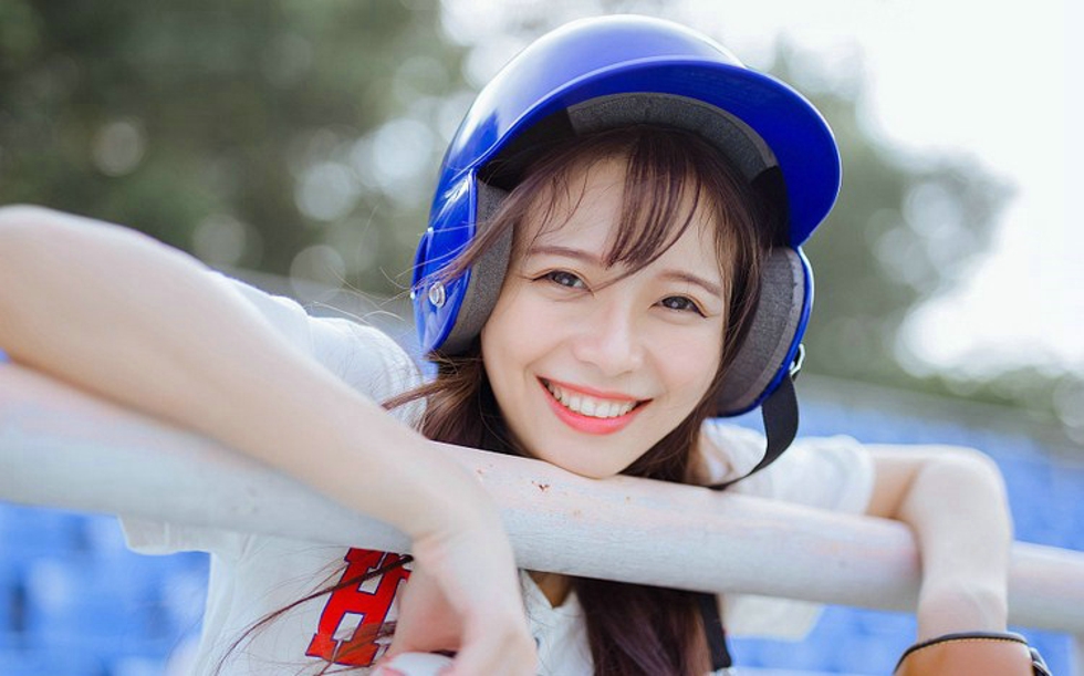 明眸皓齿阳光下清纯棒球少女