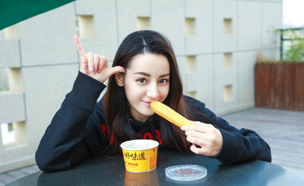 迪丽热巴大片曝光 酷美有型攻气十足