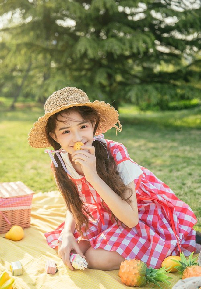 红白裙装美女也爱郊游唯美恬静写真集