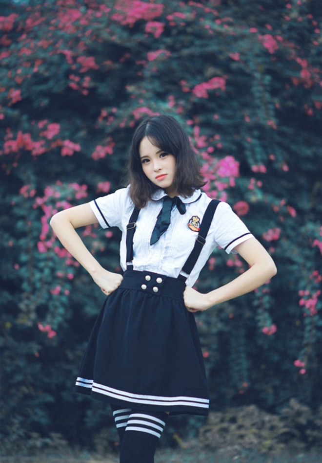 笑容甜美动人可爱阳光清纯美女天台长裙俏皮写真