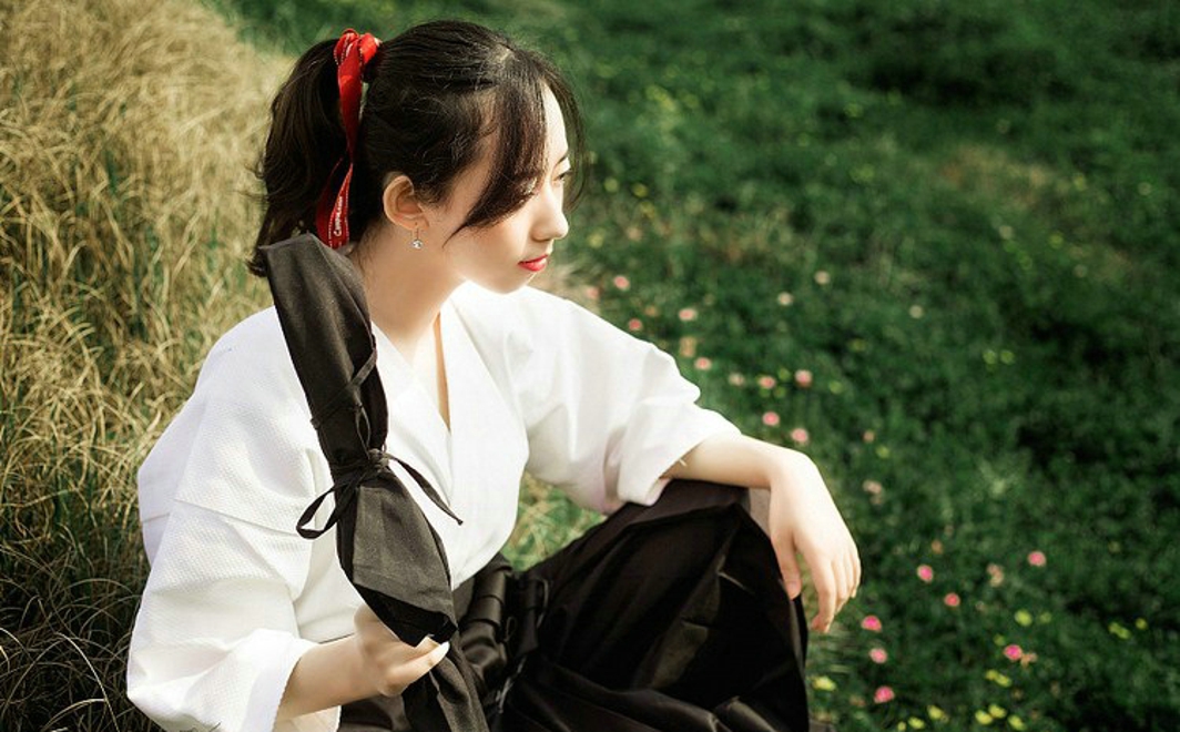 漂亮女剑客清新唯美户外写真