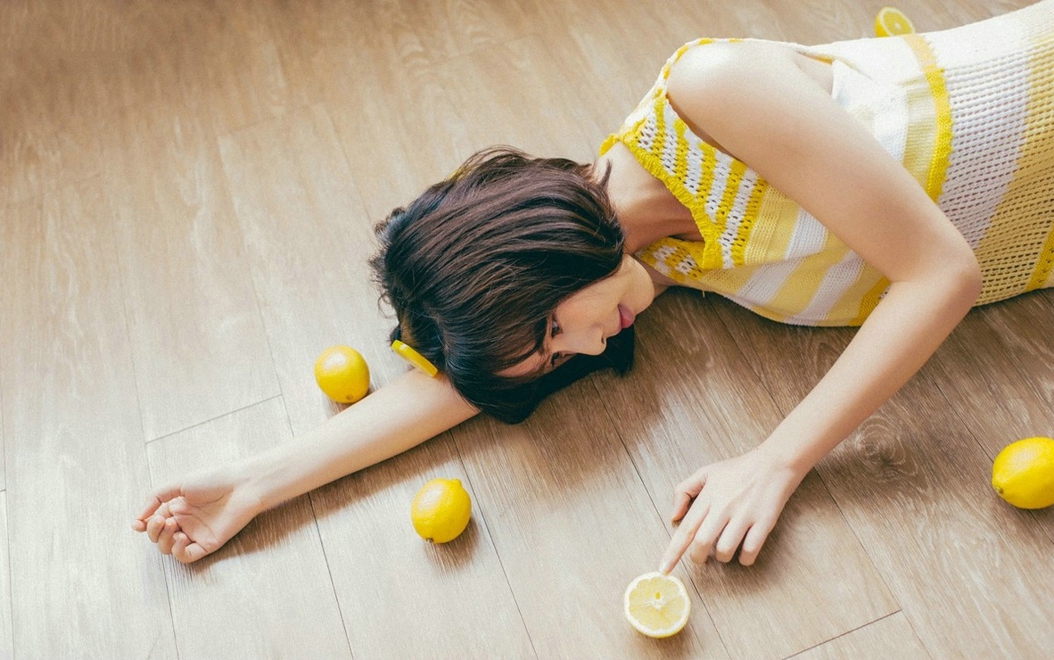 吃柠檬小清新短发美女居家可爱俏皮写真