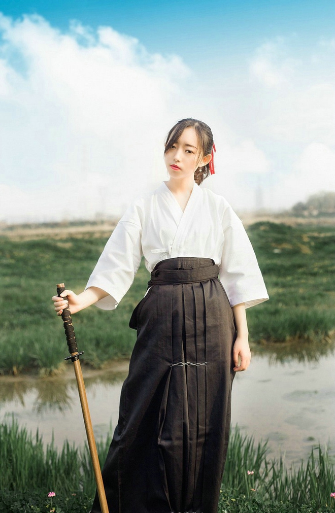 漂亮女剑客清新唯美户外写真
