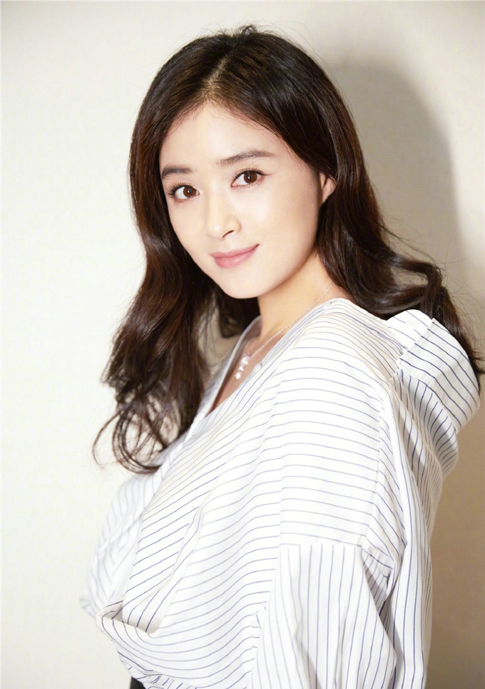 蒋欣的睡衣装扮写真曝光 少女感十足